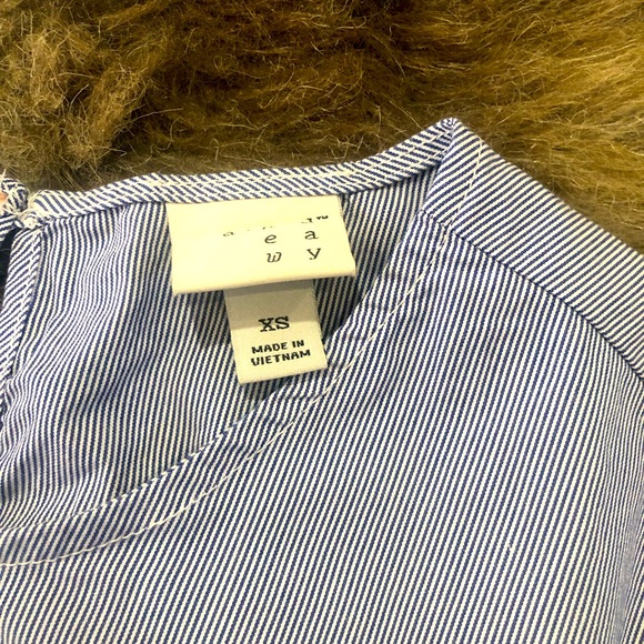 a•n•d e a w y bell shaped long sleeved top. - Picture 4 of 5